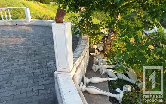 В Кривом Роге вандалы разрушили часть смотровой площадки возле центра детского и юношеского творчества