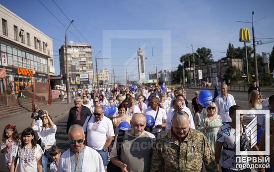 Парад вышиванок в Кривом Роге: колонна горожан дошла до 95-го квартала