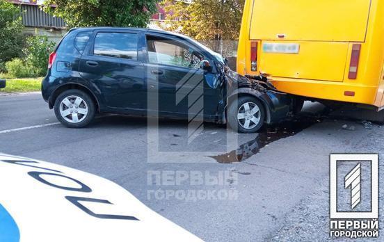 У Кривому Розі іномарка в’їхала під маршрутку