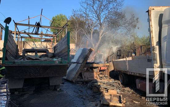 У Кривому Розі під час пожежі згоріли три вантажні машини