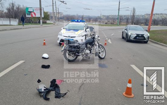 У Кривому Розі автівка зіткнулася з мотоциклом, керманича двоколісного госпіталізували з черепно-мозковою травмою та переламаною ключицею
