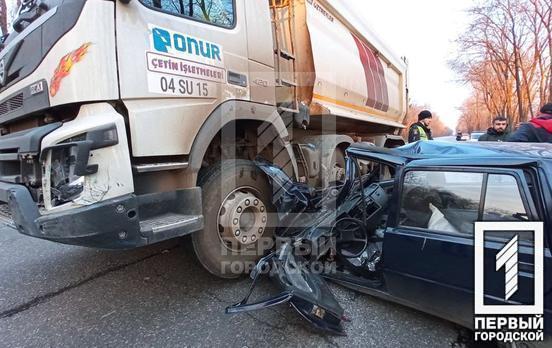 В Кривом Роге на объездной дороге фура «переехала» легковушку, водитель которой погиб на месте (18+)