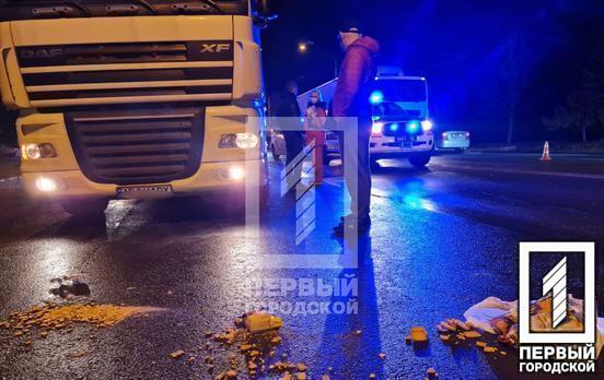 У Кривому Розі вантажівка збила матір з дитиною (ФОТО 18+)