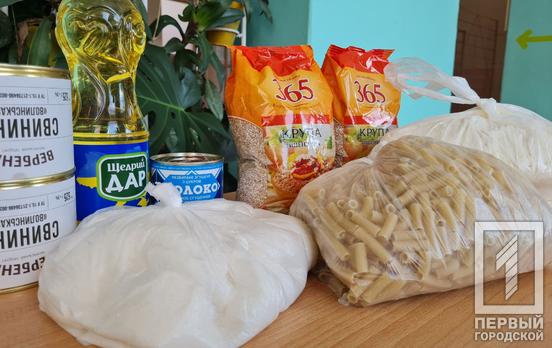 Майже 100 продуктових наборів отримали мешканці Авангарду у Кривому Розі в рамках міської допомоги