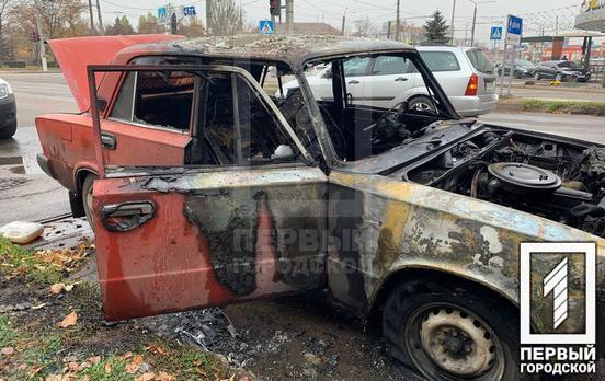 Побачив дим з-під капоту: у Кривому Розі під час руху загорілась автівка