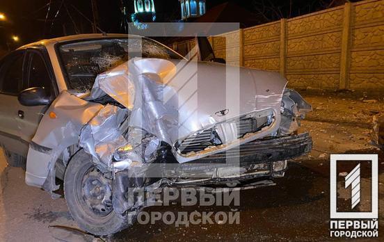 В Кривом Роге легковушка снесла столб