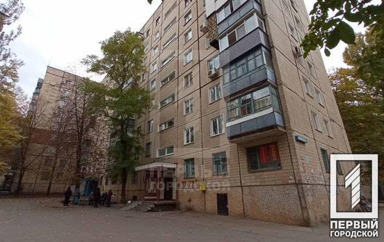 У спальному районі Кривого Рогу чоловіка налякала підозріла коробка, що стояла під машиною