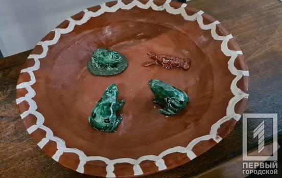 Криворіжанка організувала у Парижі виставку кераміки для допомоги Україні