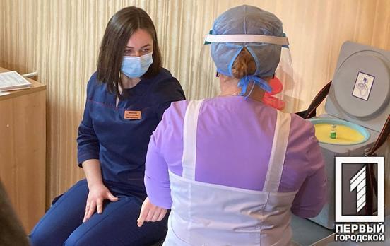 В Кривом Роге вакцинировали первого медицинского работника от COVID-19