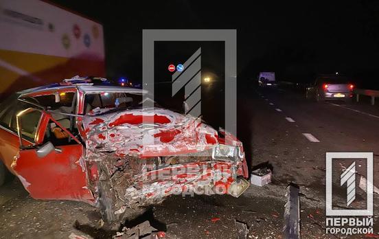 На трассе недалеко от въезда в Кривой Рог столкнулись фура и две легковушки, пострадали трое