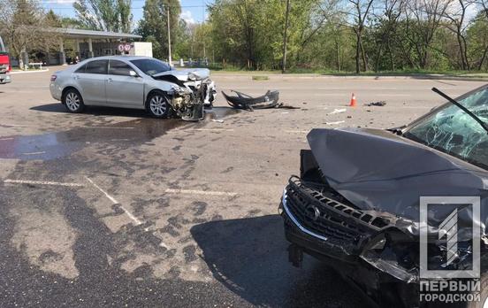В Кривом Роге столкнулись две легковушки, есть пострадавшие