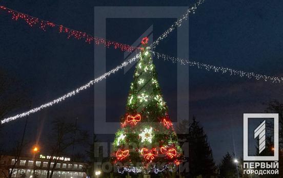 Ще в одному районі Кривого Рогу новорічними вогнями засяяла ялинка