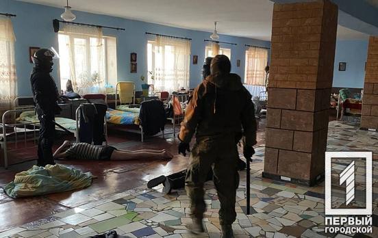 Наркотики, оружие, деньги и телефоны: на территории колонии Кривого Рога заключённый распространял запрещённые вещества