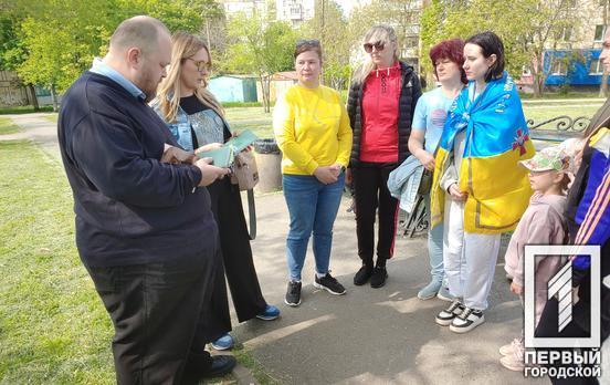 Річниця полону: у Кривому Розі рідні оборонців Маріуполя влаштували толоку на честь полонених та загиблих воїнів