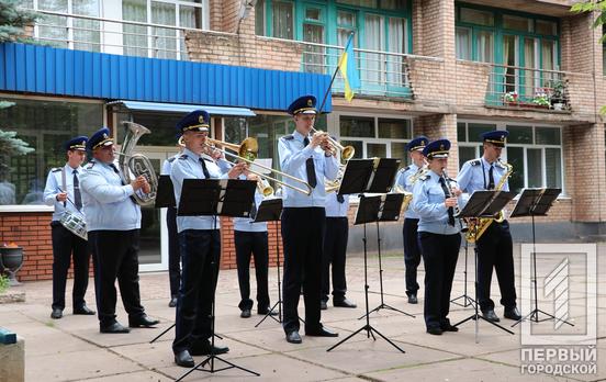 Поздравили с Днём медработника: в Кривом Роге нацгвардейцы устроили концерт на крыльце больницы