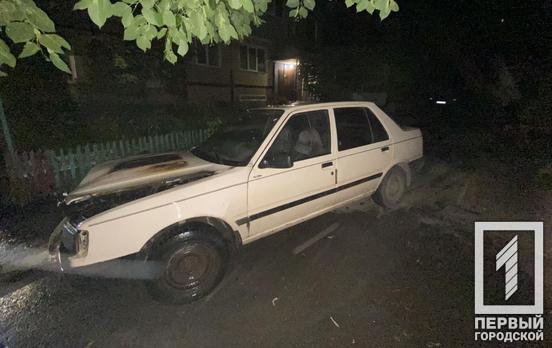 У Кривому Розі згорів легковик