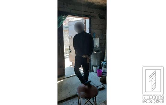 В Кривом Роге на территории гаражного кооператива нашли повешенного мужчину