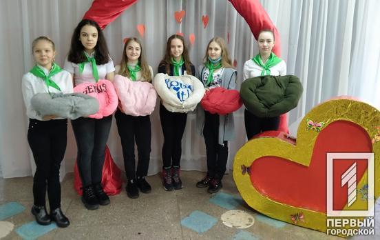 Школьники Кривого Рога сшили лежанки для животных в приюте и собрали деньги им на корм