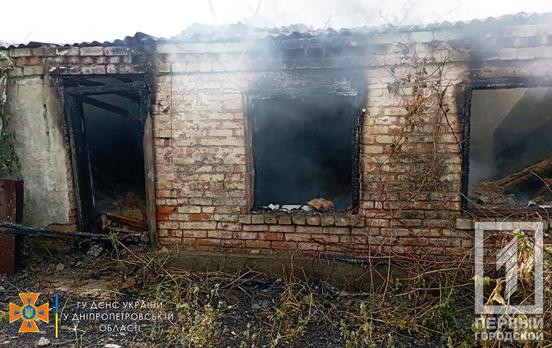 В результаті ворожого обстрілу Криворізького району у приватному будинку спалахнула пожежа