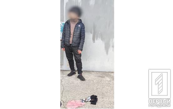 У мужчины, который проявлял интерес к чужому гаражу в Кривом Роге, нашли наркотики