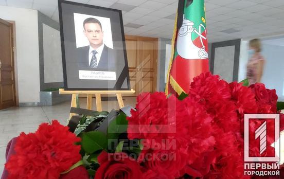 Жителі Кривого Рогу несуть квіти до міськвиконкому, аби вшанувати пам’ять мера Костянтина Павлова