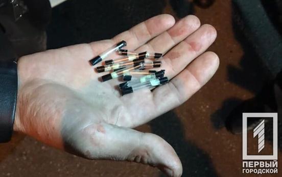 Метамфетамин, каннабис и «ширка»: на праздничных выходных патрульные Кривого Рога нашли у шести горожан наркотики