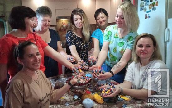 Волонтери з Кривого Рогу готують їжу та обереги для захисників України