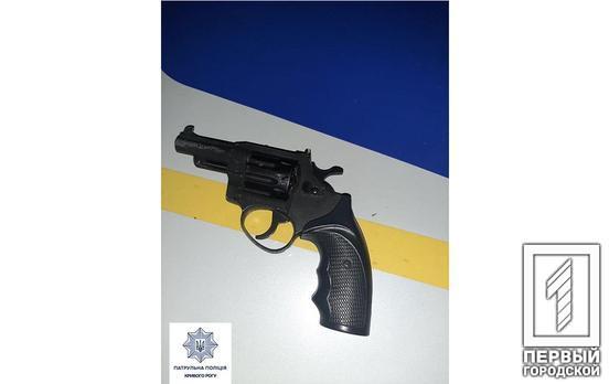 Пьяный дебошир: полицейские Кривого Рога задержали мужчину с пистолетом