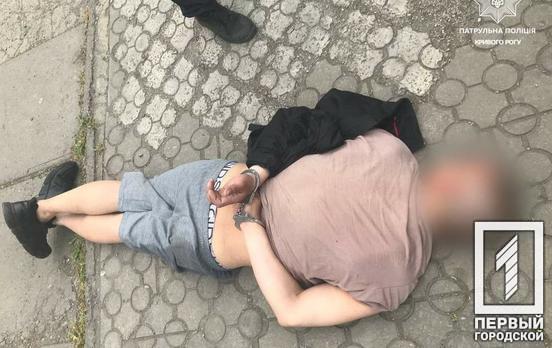 В Кривом Роге правоохранители задержали горожанина, который угрожал пистолетом пассажирам троллейбуса