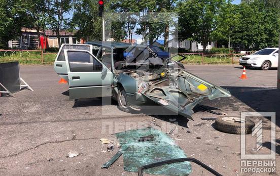 Дорога на останній дзвоник ледь не стала останньою: у Кривому Розі зіштовхнулися автобус та легковик, є постраждалі