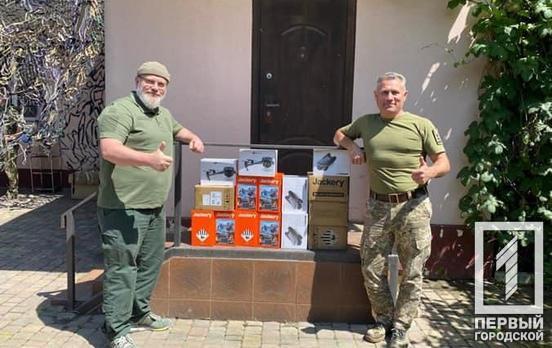 Для плідного полювання за ворогом: Рада оборони передала криворізькій 129-й бригаді ТрО 25 квадрокоптерів, зарядні станції та генератор