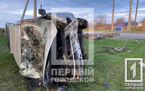 Снёс столб и перевернулся: в Кривом Роге нетрезвый водитель минивэна попал в аварию, пассажира иномарки госпитализировали