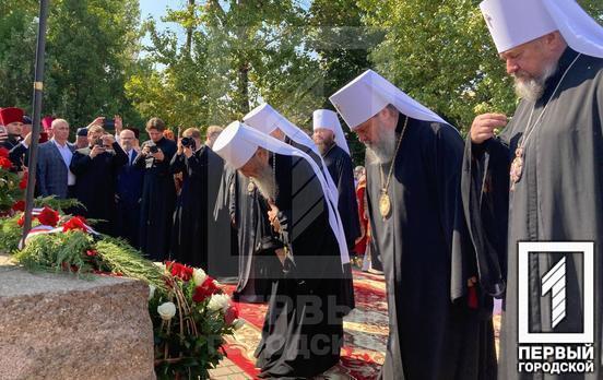 У Кривому Розі Митрополит Онуфрій поклав квіти до пам’ятника священномученикам Архієпископу Онуфрію і Єпископу Порфирію
