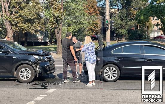У Кривому Розі на світлофорі зіштовхнулися Kia та Volkswagen