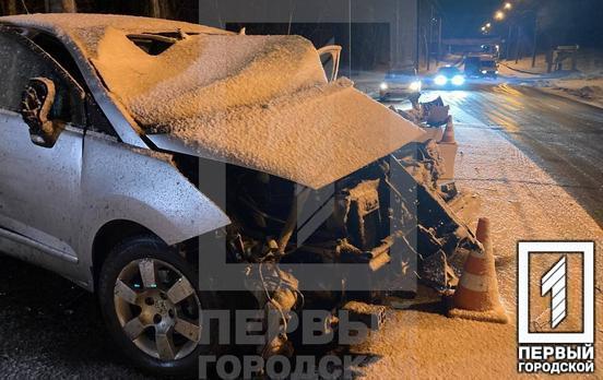 У Кривому Розі після зіткнення з мікроавтобусом легковик відкинуло у стовп