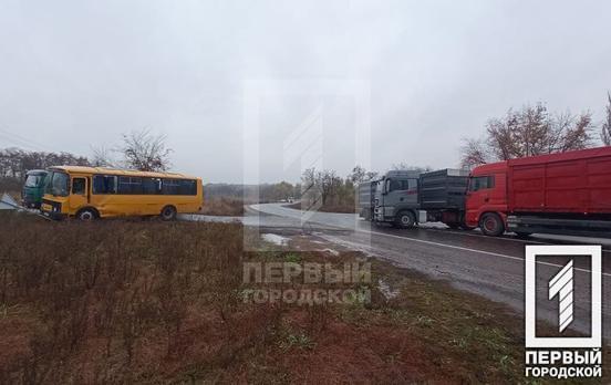 Під Кривим Рогом під час обгону на мокрій дорозі фура з причепом зіштовхнулася з автобусом