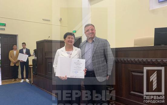 Нагрудными знаками и грамотами: в Кривом Роге ко Дню работников местного самоуправления наградили лучших представителей районов