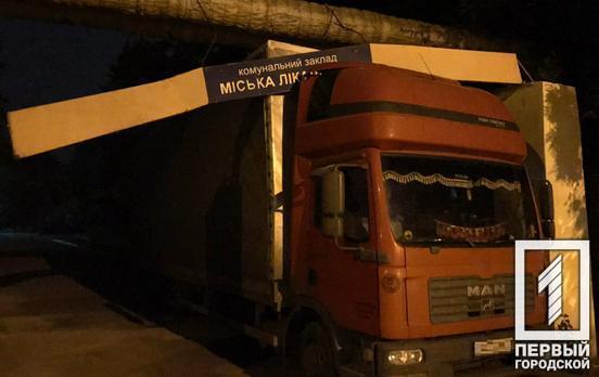 Зацепился за вывеску: в Кривом Роге застрял грузовик