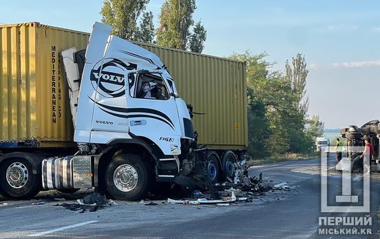 Один з водіїв помер у лікарні: на трасі Дніпро – Кривий Ріг – Миколаїв не розминулися дві вантажівки