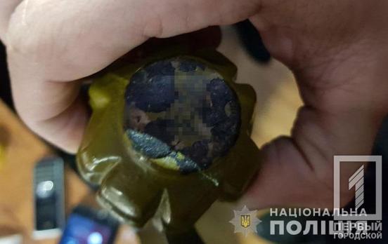 Поліцейські Кривого Рогу затримали чоловіка, який нібито погрожував підірвати гранату й зберігав у себе зброю, боєприпаси та наркотики