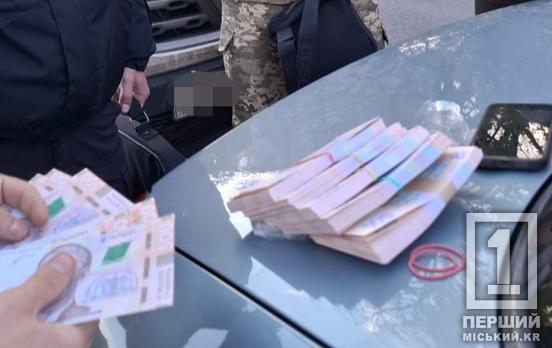 Приїхав на Дніпропетровщину забирати гроші: майор ЗСУ отримав підозру за вимагання 7 000 доларів та частки від 1 млн грн