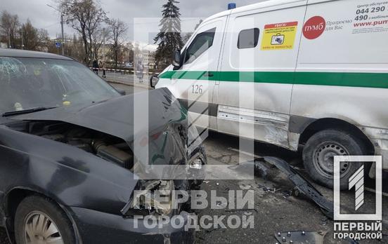В центре Кривого Рога столкнулись легковушка и инкассаторская машина, двое мужчин пострадали