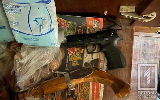 Правоохранители Кривого Рога обнаружили в квартире у задержанного горожанина, который поджёг свою беременную сожительницу, оружие