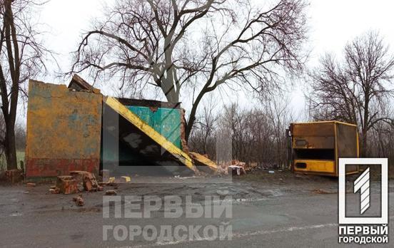 На трасі під Кривим Рогом автівка влетіла у зупинку та перевернулась