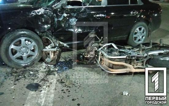 Перелетів через автівку та загинув на місці: у Кривому Розі дорогу не поділили легковик та мотоцикл (18+)