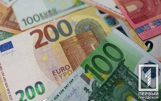 Украинцы снова смогут покупать наличную валюту в банках, - НБУ