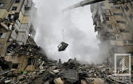 Дев'ять людей після ракетного удару по Дніпру досі залишаються зниклими безвісти, - Нацполіція