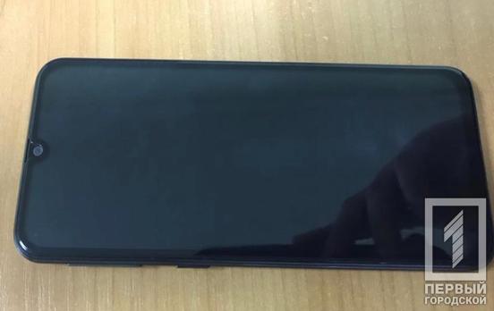 В Кривом Роге мужчина похитил телефон у подростка