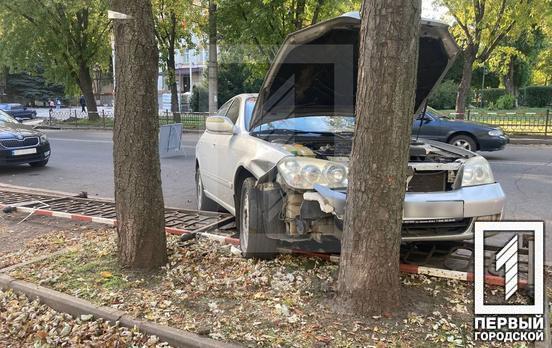 В Кривом Роге Volkswagen въехал в Chery и «толкнул» в металлическое ограждение