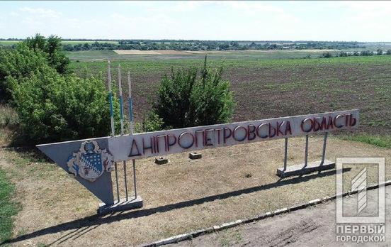 В Новомосковском районе Днепропетровщины спасатели борются с огнем после ракетной атаки: взорвался резервуар